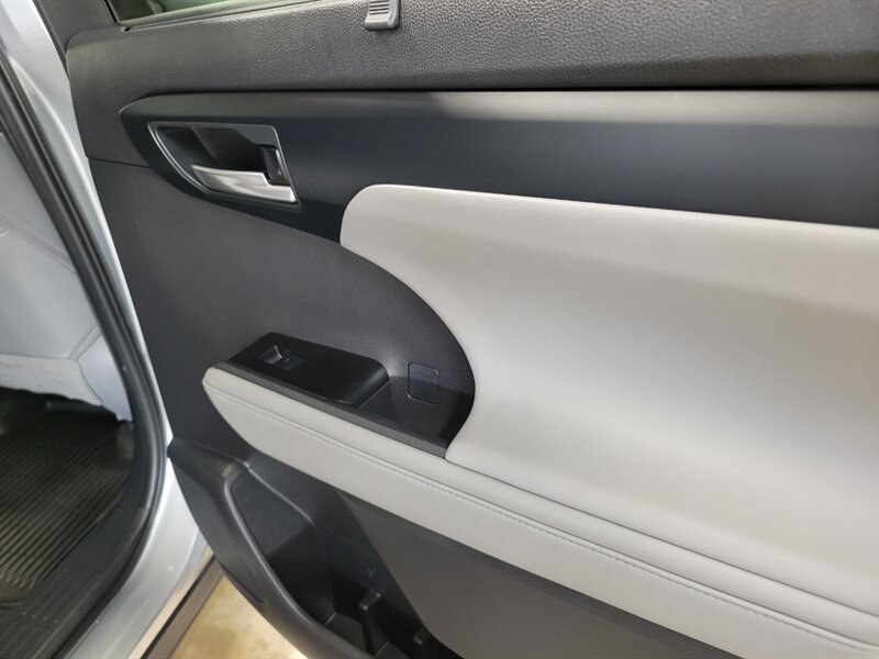 Used 2021 Toyota Highlander XLE AWD/4WD image 49
