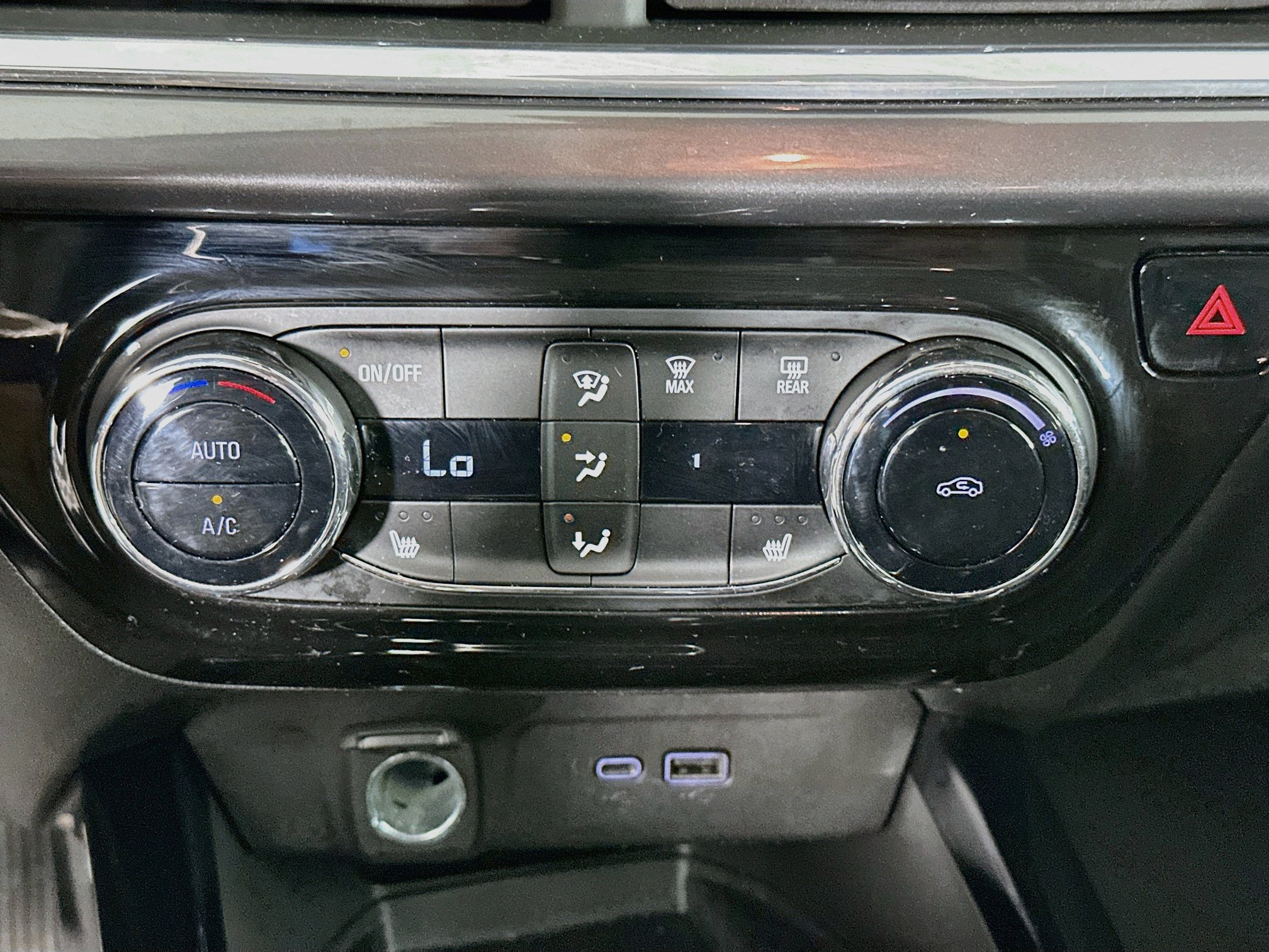 Used 2024 Chevrolet Trax ACTIV w/ Sunroof Package FWD image 23