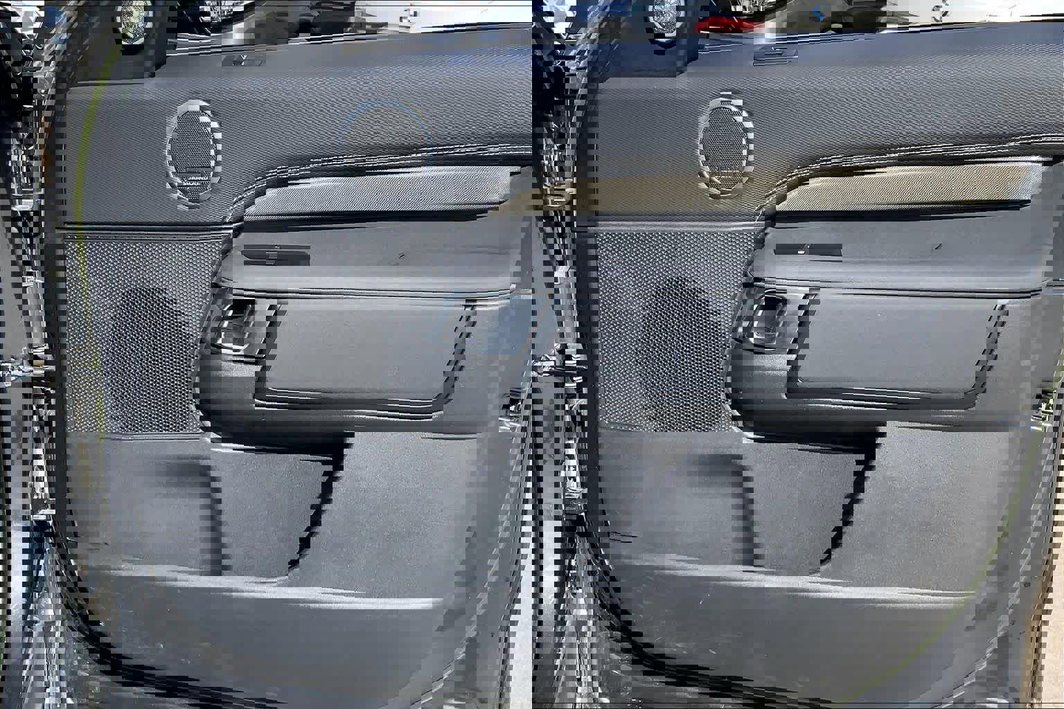 Used 2023 Land Rover Discovery Metropolitan Edition image 21