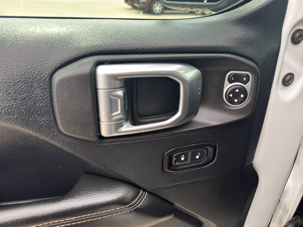 Used 2018 Jeep Wrangler Unlimited Sahara AWD/4WD image 11