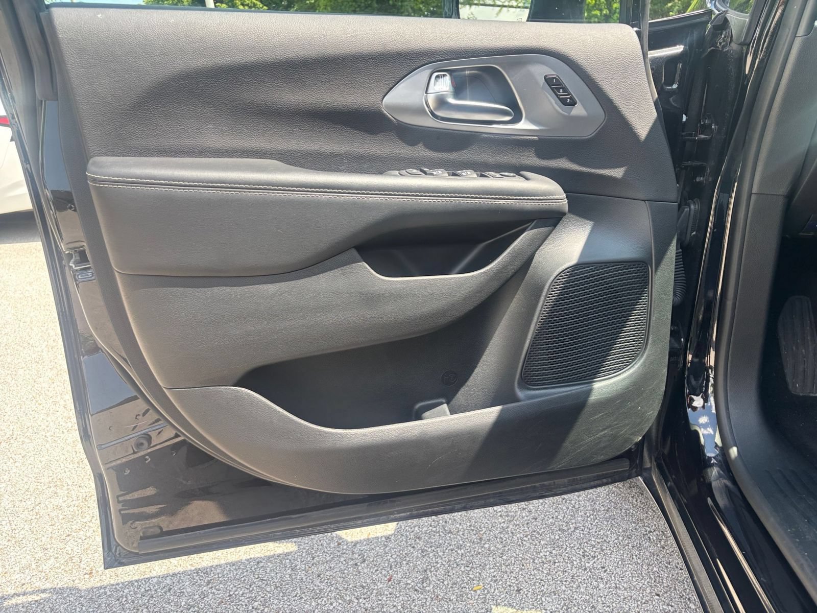 Used 2025 Chrysler Pacifica Limited FWD image 18