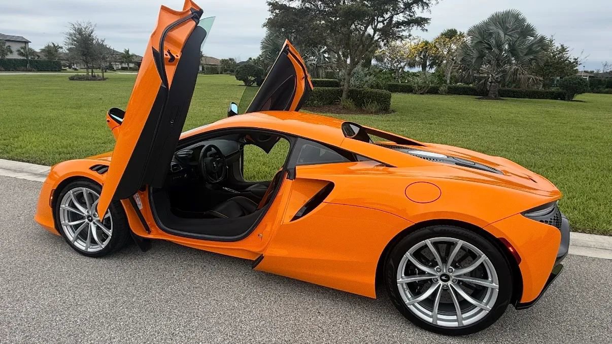 Used 2023 McLaren Artura Coupe 2D image 2