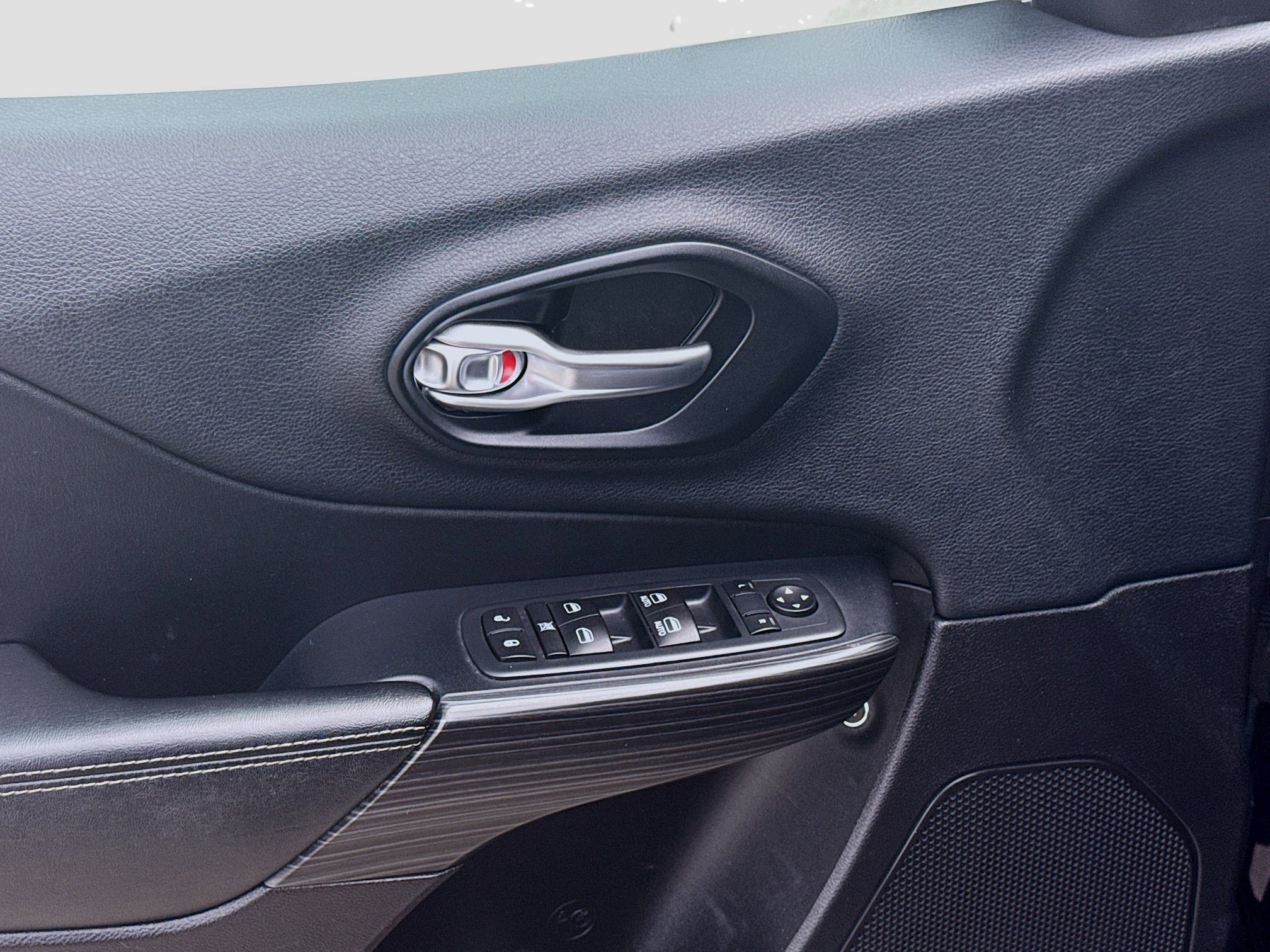 Used 2016 Jeep Cherokee Limited image 14