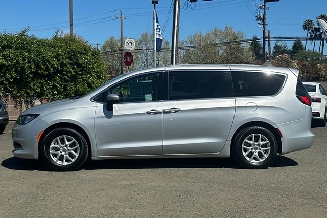 Used 2022 Chrysler Voyager LX image 10