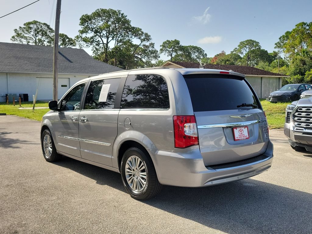 Used 2013 Chrysler Town & Country Touring-L w/ Driver Convenience Group FWD image 6
