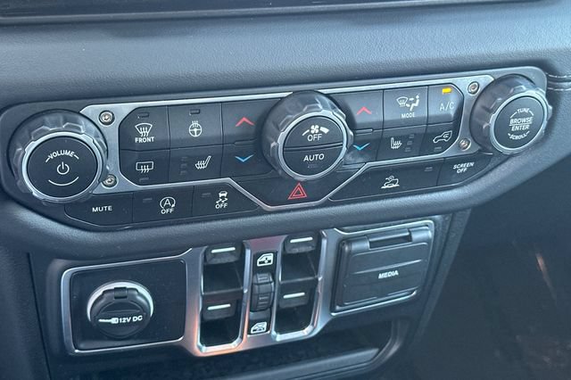 Used 2025 Jeep Wrangler Unlimited Sahara AWD/4WD image 23