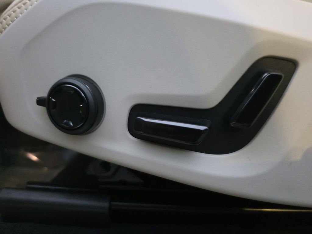 New 2026 Volvo XC90 B6 Ultra w/ Protection Package image 41