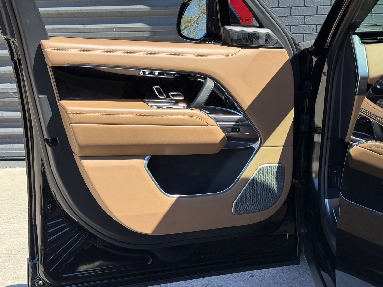 Used 2024 Land Rover Range Rover Long Wheelbase Autobiography image 8