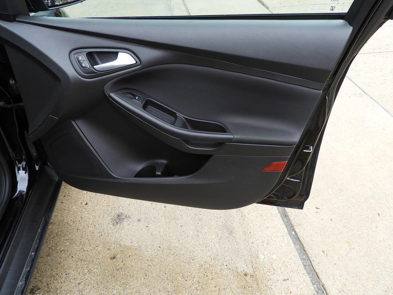 Used 2018 Ford Focus SE image 34