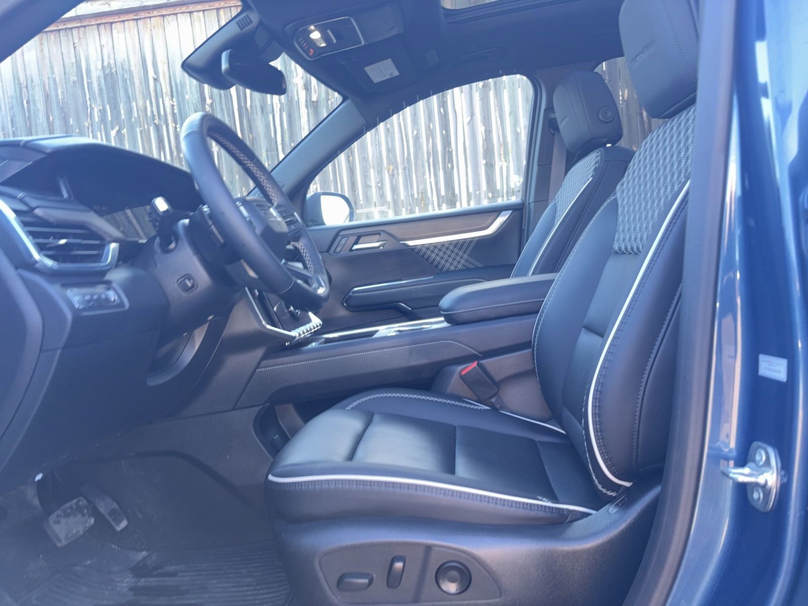 Used 2025 GMC Acadia Denali w/ LPO, All-Weather Package image 10