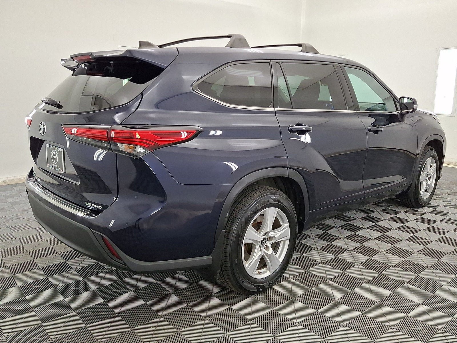 Used 2022 Toyota Highlander LE AWD/4WD image 16