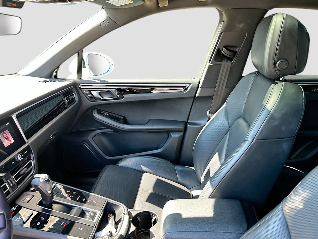 Certified 2023 Porsche Macan AWD/4WD image 26