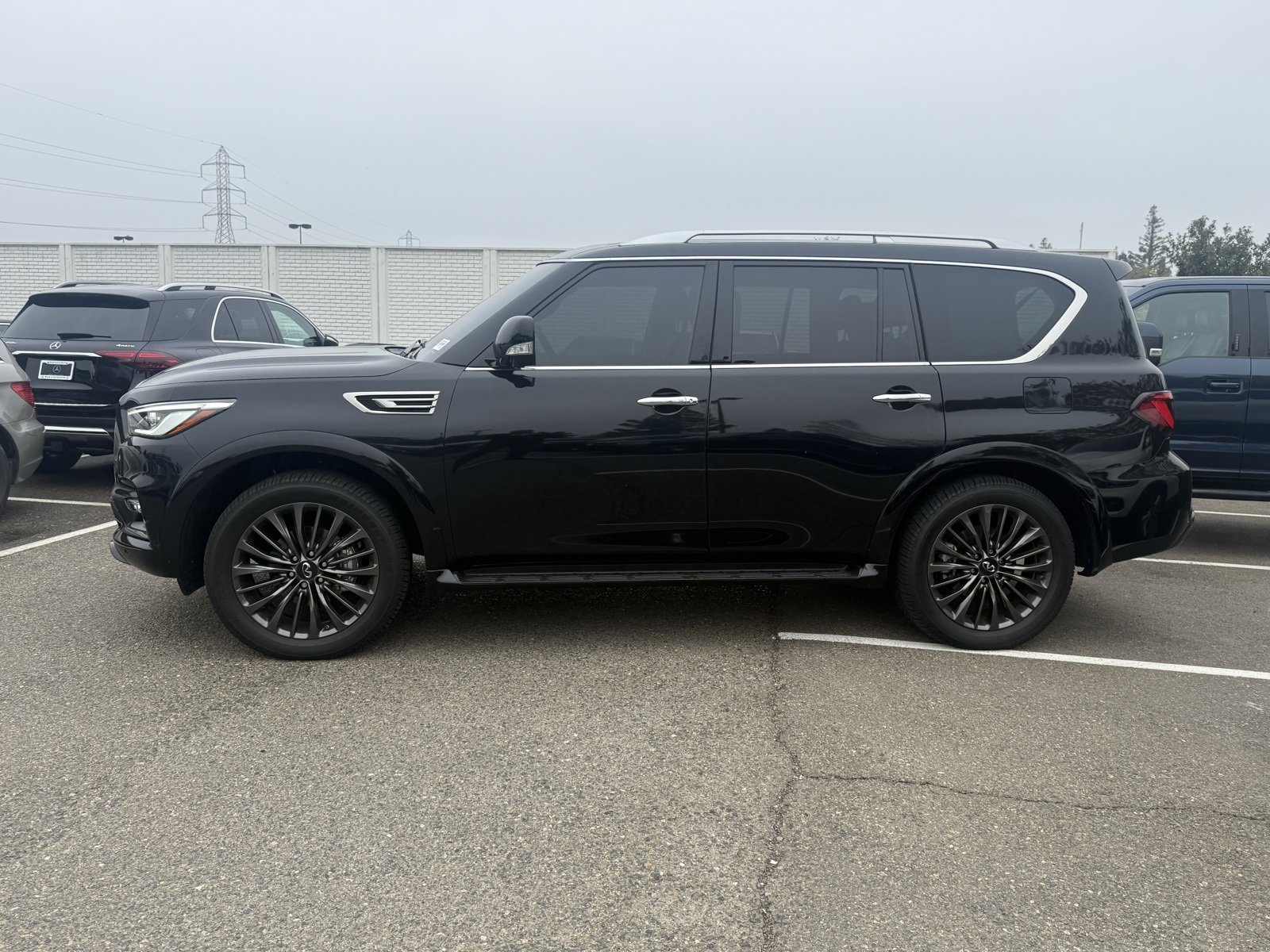 Used 2023 INFINITI QX80 Premium Select w/ Cargo Package image 2