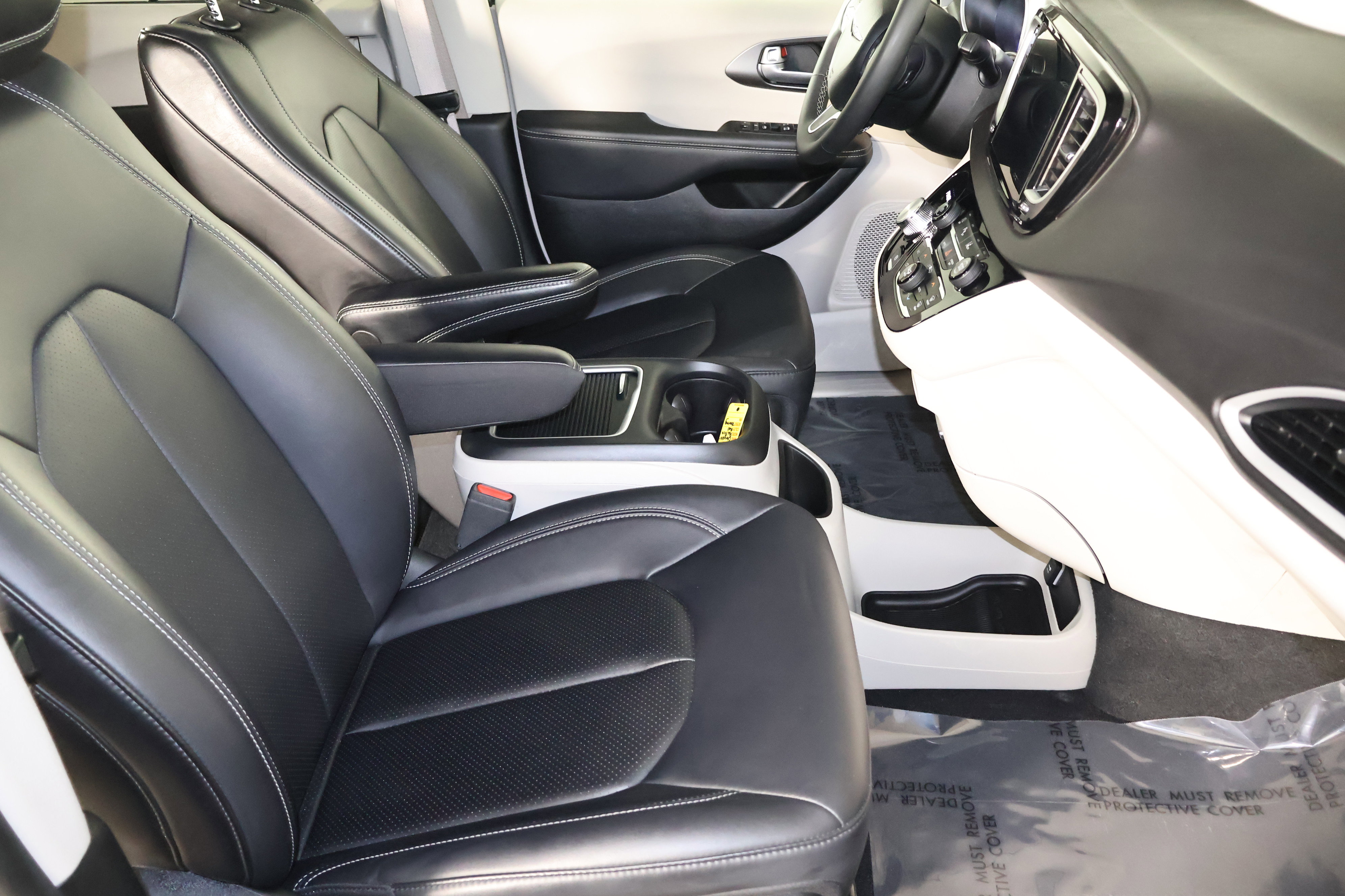 Used 2024 Chrysler Pacifica Touring-L image 42