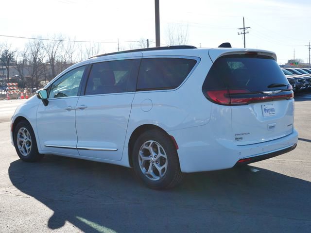 Used 2023 Chrysler Pacifica Limited image 3