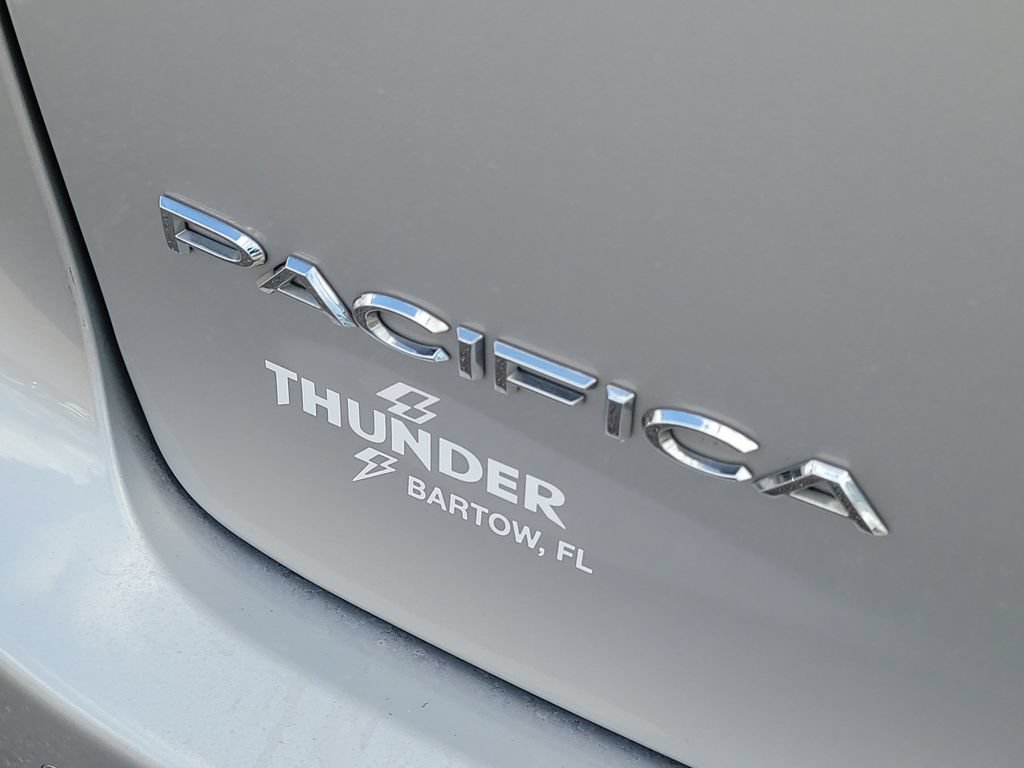 Used 2024 Chrysler Pacifica Touring-L FWD image 8