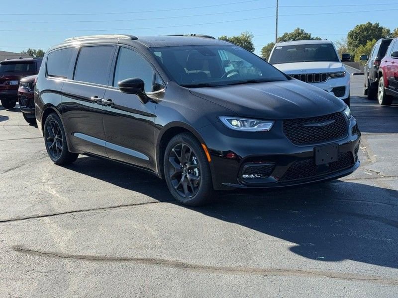 New 2026 Chrysler Pacifica Limited w/ S Appearance Package image 2