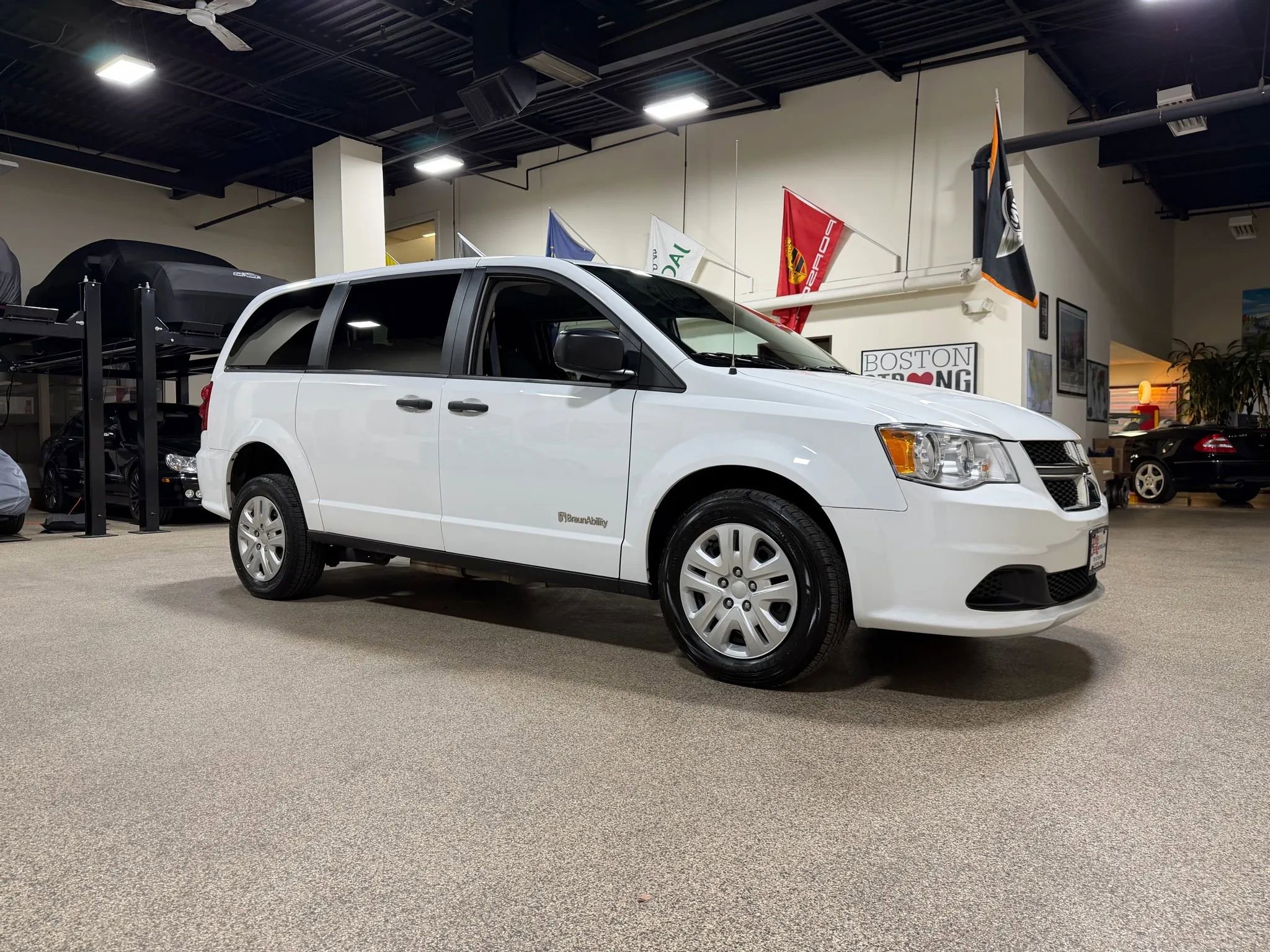 Used 2019 Dodge Grand Caravan SE image 4