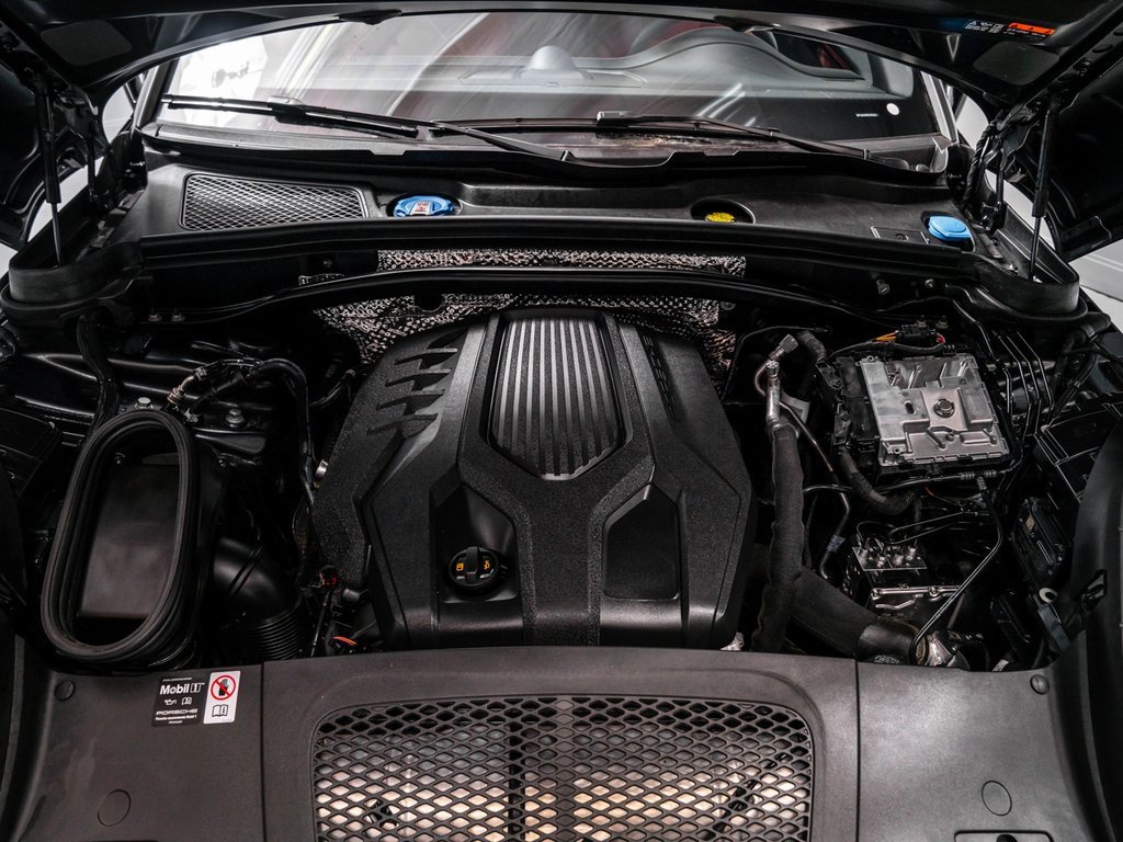 Used 2025 Porsche Macan image 32