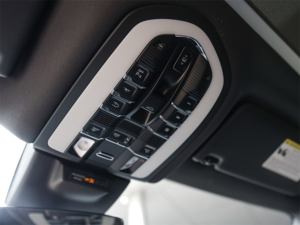 Used 2025 Porsche Macan image 26