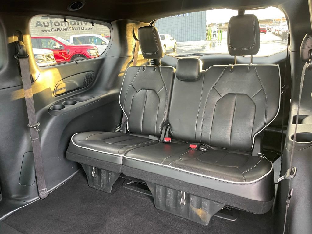 Used 2025 Chrysler Pacifica Limited image 9