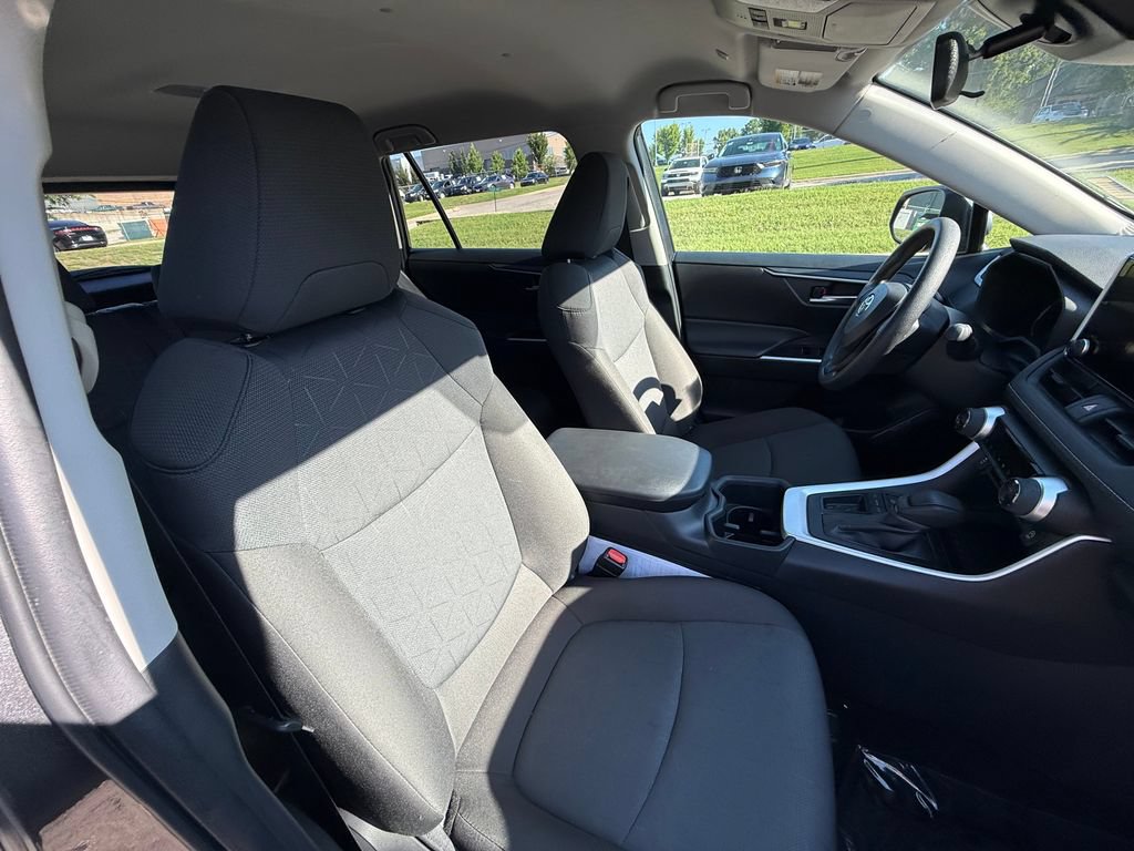 Used 2025 Toyota RAV4 XLE FWD image 40