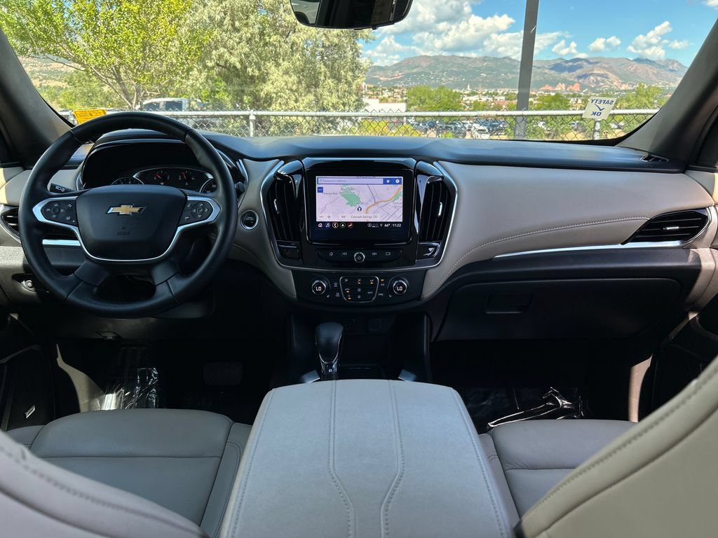Used 2023 Chevrolet Traverse LT w/ LT Premium Package AWD/4WD image 7