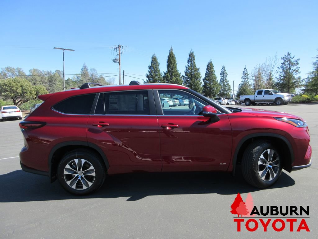 New 2026 Toyota Highlander XLE image 2