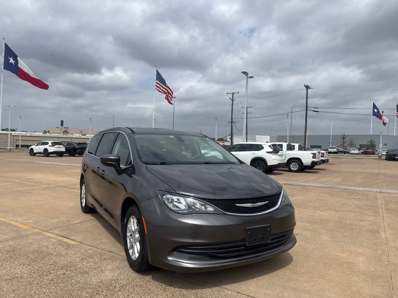 Used 2017 Chrysler Pacifica Touring FWD image 2