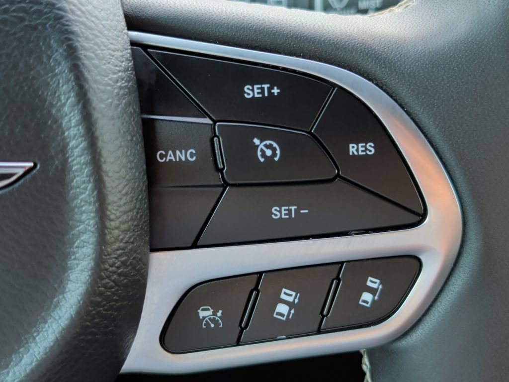 Used 2025 Chrysler Pacifica Select FWD image 13