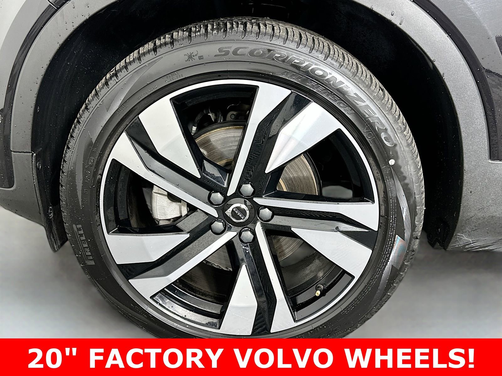 Used 2025 Volvo XC40 B5 Plus image 9