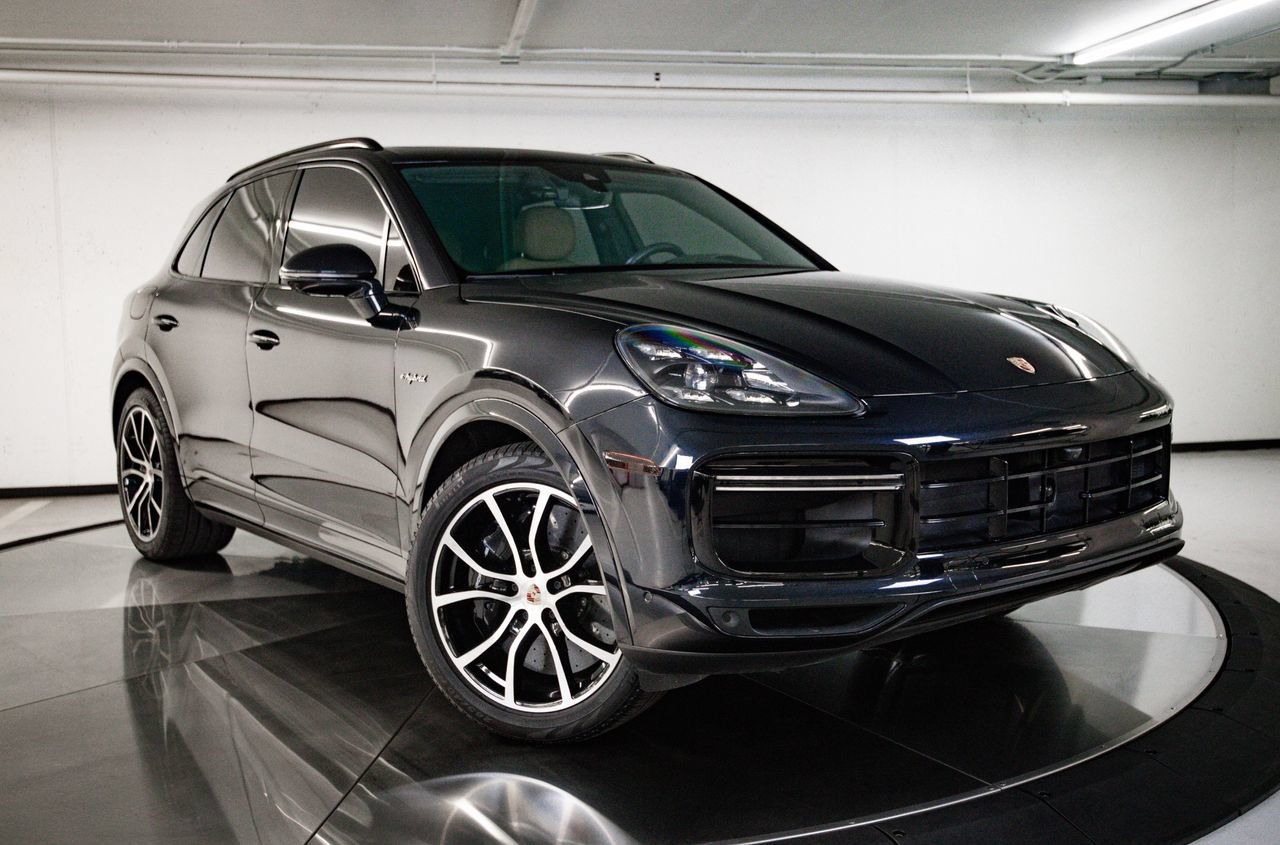 Certified 2022 Porsche Cayenne Turbo S AWD/4WD image 9