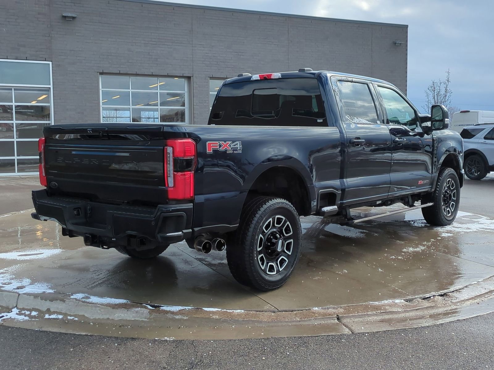 Used 2025 Ford F350 Platinum w/ FX4 Off-Road Package image 8