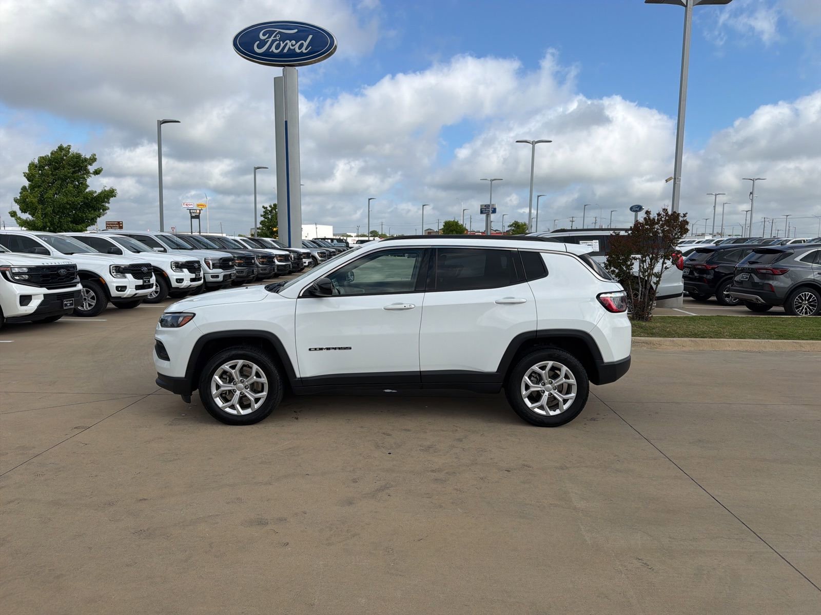 Used 2024 Jeep Compass Latitude image 2