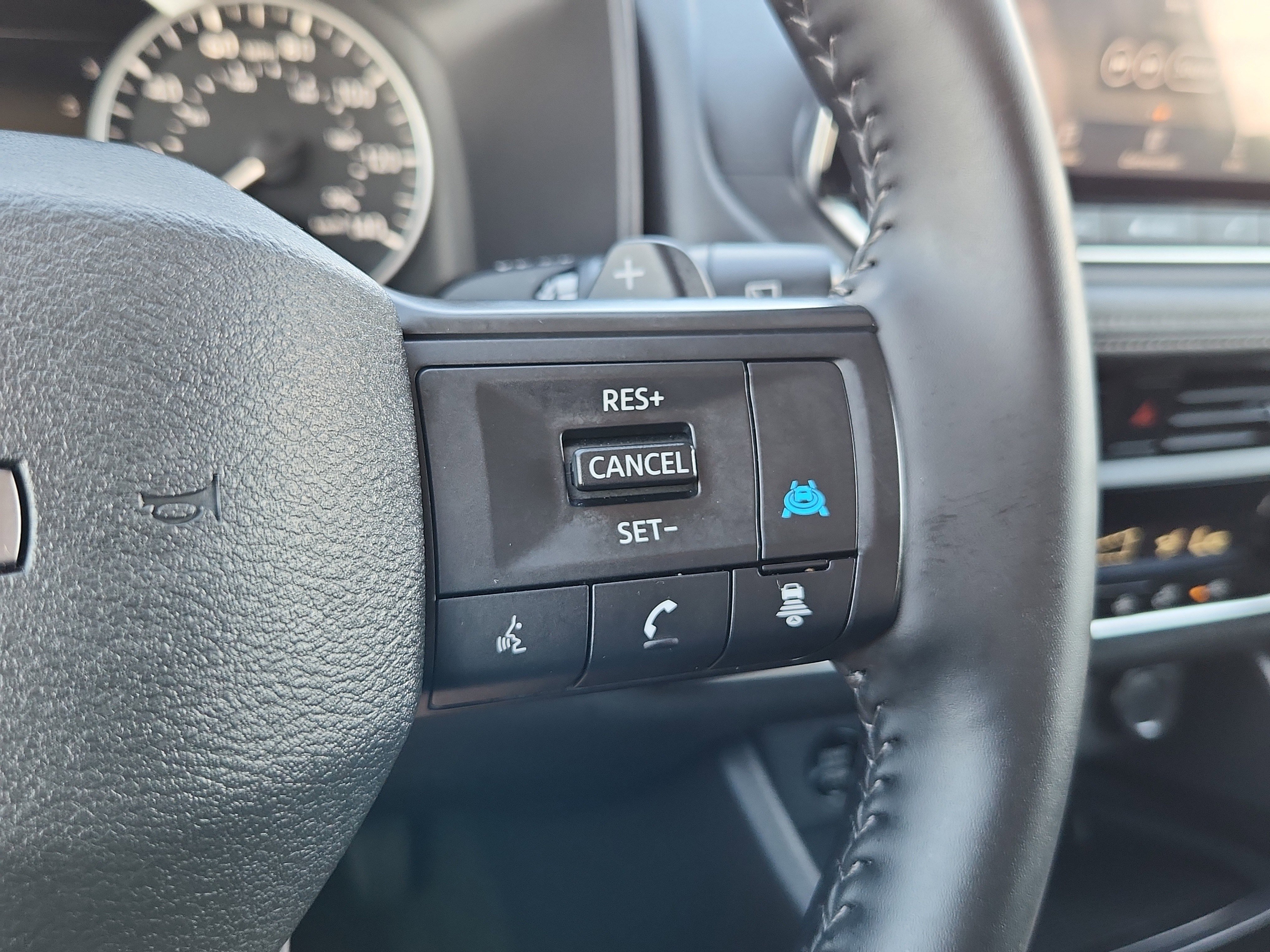 Used 2025 Nissan Rogue SV AWD/4WD image 19