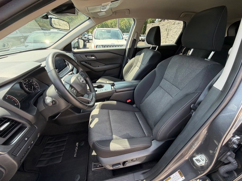 Used 2025 Nissan Rogue SV FWD image 21
