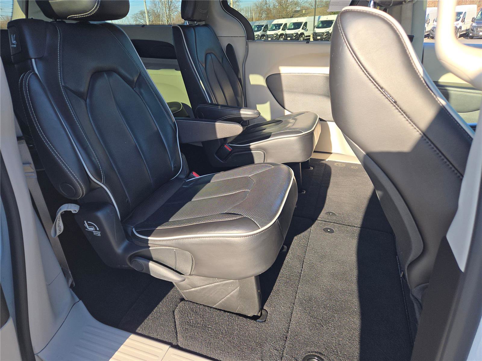 Certified 2023 Chrysler Pacifica Limited FWD image 12