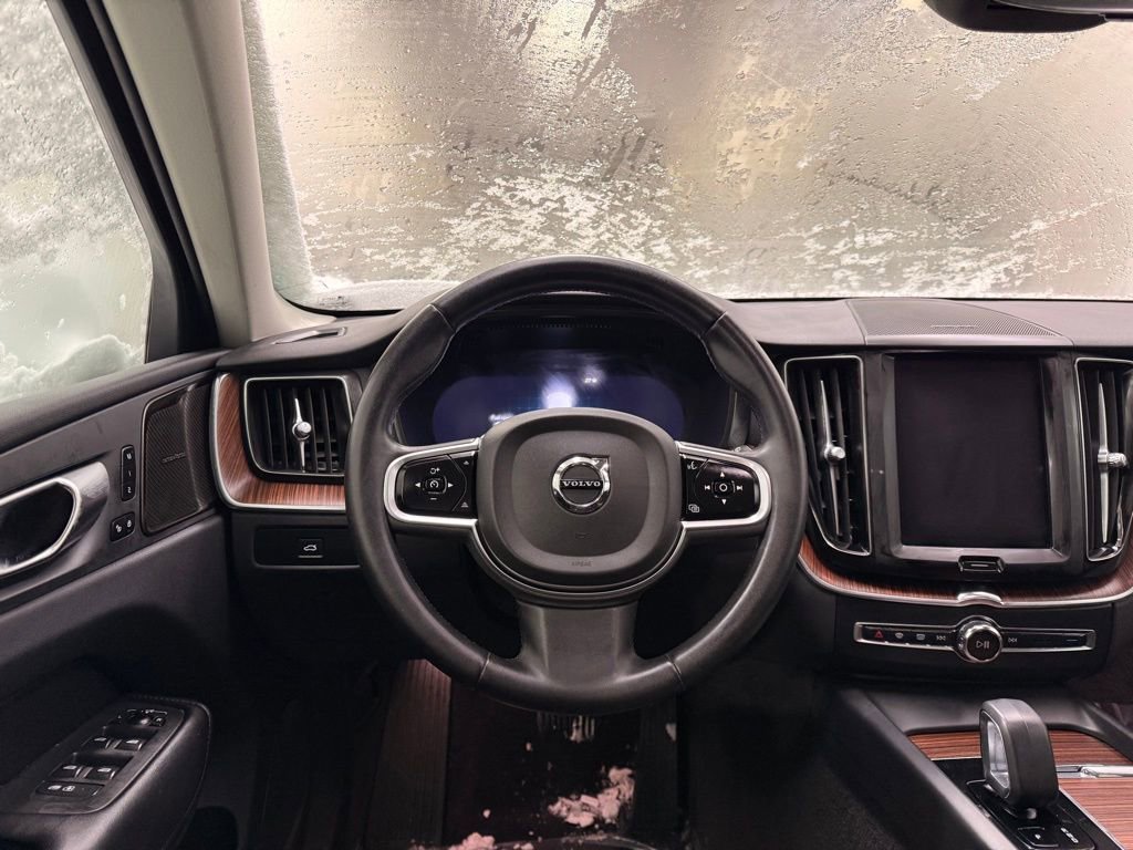 Used 2023 Volvo XC60 B5 Plus image 22