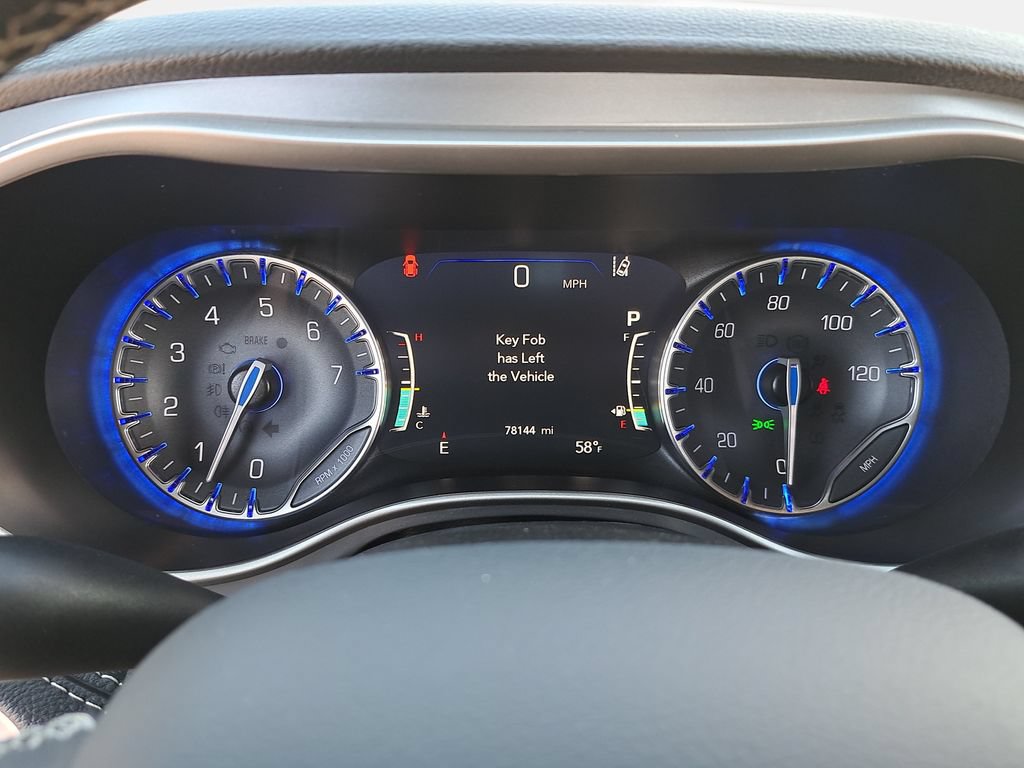 Used 2023 Chrysler Pacifica Touring FWD image 22