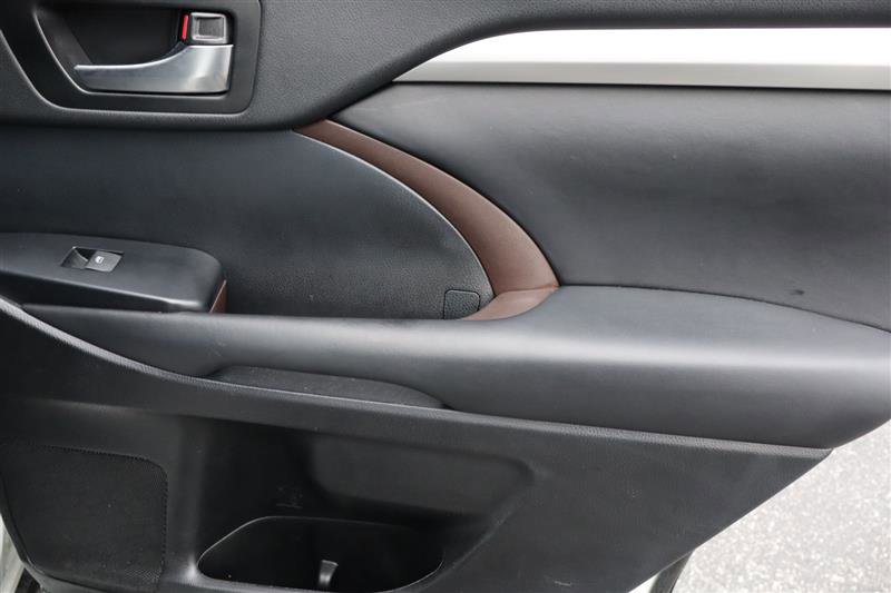 Used 2019 Toyota Highlander AWD V6 image 11