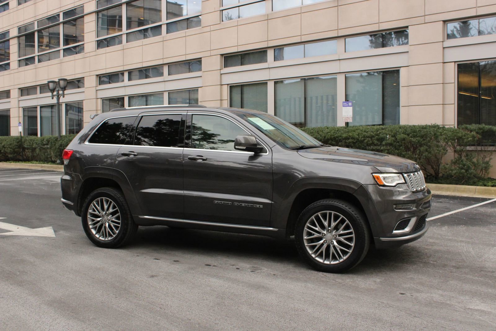 Used 2017 Jeep Grand Cherokee Summit AWD/4WD image 2