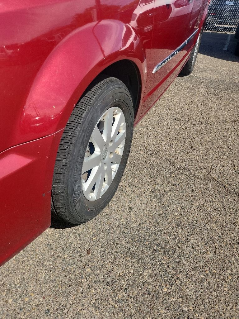 Used 2012 Chrysler Town & Country Touring w/ Entertainment Group #1 FWD image 7