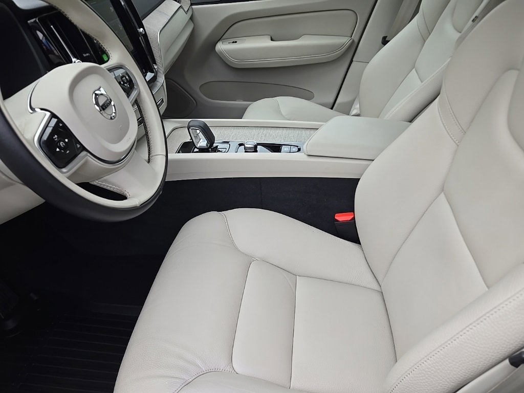 Certified 2023 Volvo XC60 B5 Plus w/ Protection Package Premier image 9
