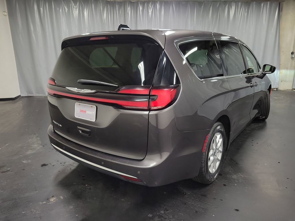 Used 2023 Chrysler Pacifica Touring-L image 8
