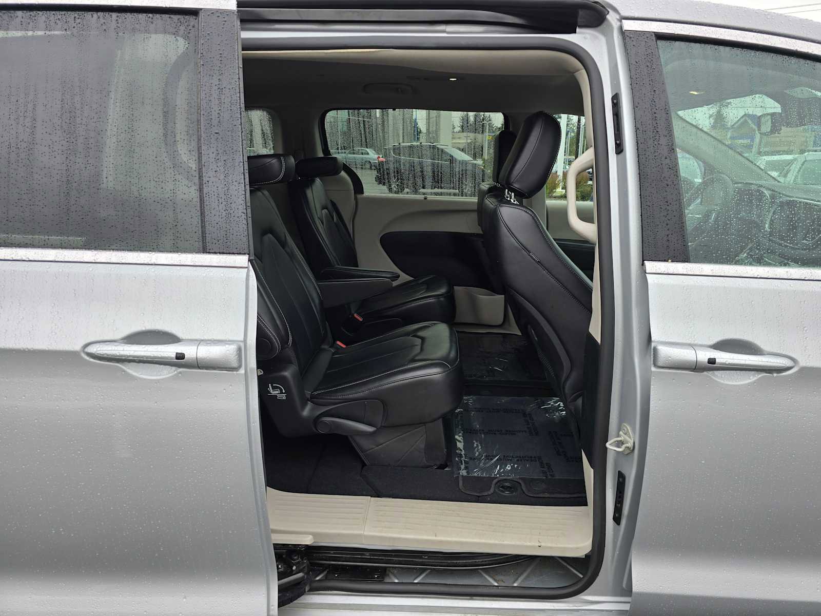 Used 2024 Chrysler Pacifica Touring-L image 12