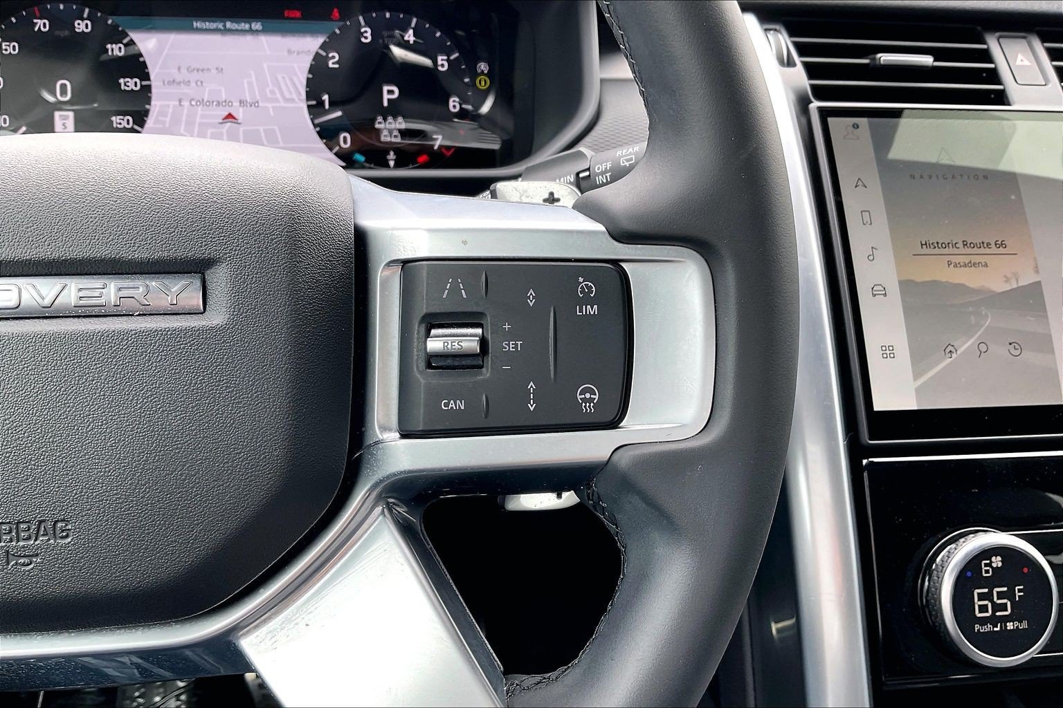 Certified 2025 Land Rover Discovery Dynamic SE AWD/4WD image 23