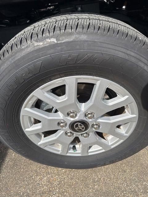 Used 2025 Toyota Tacoma SR5 w/ SR5 Upgrade Package image 33