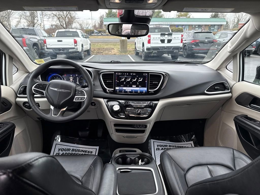Used 2024 Chrysler Pacifica Touring-L image 19