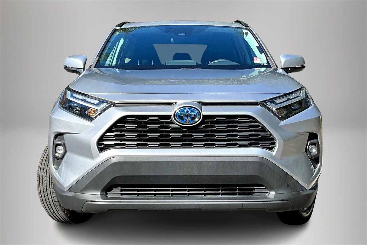 Used 2022 Toyota RAV4 XLE Premium image 3