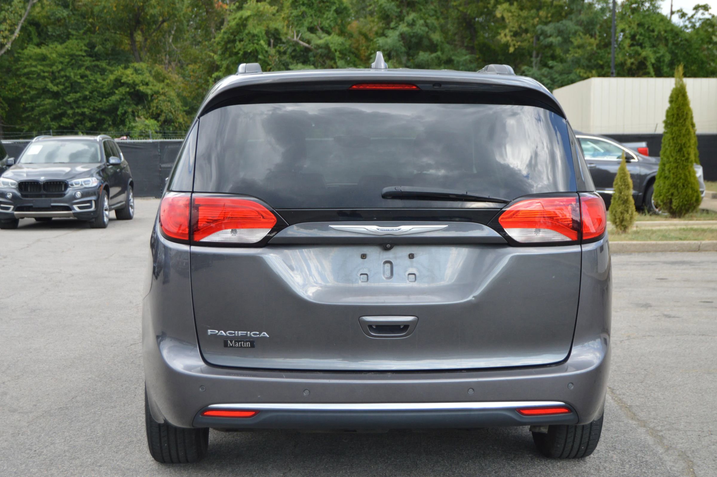 Used 2017 Chrysler Pacifica Touring-L FWD image 5
